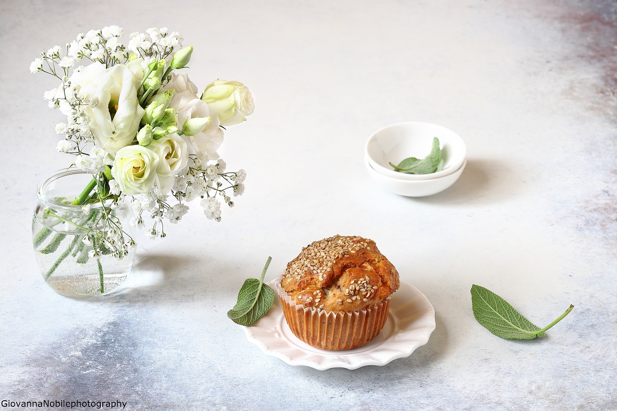 Muffin con formaggio Asiago, olive nere, mandorle e salvia