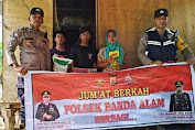 Door to door, Polsek Banda Alam Polres Aceh Timur Serahkan Bantuan Sembako ke Masyarakat