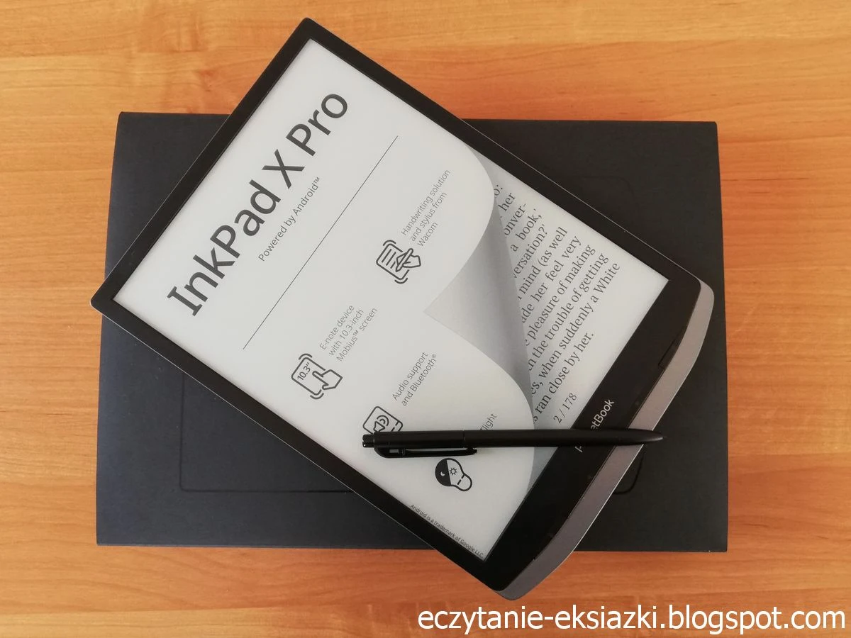 PocketBook InkPad X Pro z rysikiem położony na opakowaniu