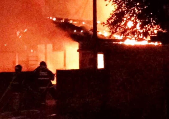 Naviraí- Bombeiros apagam fogo em residência de madeira