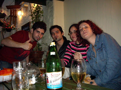 Foto de grupo y una botella de sidra asturiana enchampanada en primer plano