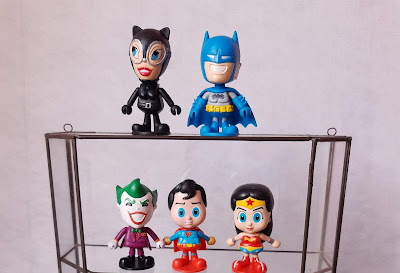 Mini bonecos de vinil estáticos com base estilo Kid Art dos herois DC comics, coleção Bob's : ( vendidos Batman de preto e Super man - versão moderna) ,  Batman azul, Mulher Gato, Mulher Maravilha em duas versões (vendida a versão adulta) , Superman em duas versões, Coringa, (vendido Aquaman)e Robin R$ 15,00 cada