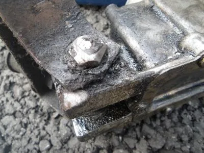 Rover miniギアレバーハウジングと排気管の干渉