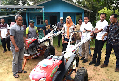 Petani Bintan Terima 9 Unit Traktor Tangan, Semoga Bermanfaat