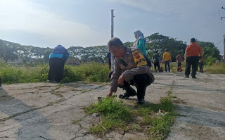 Kabid Humas Polda Jabar : Peduli lingkungan, Polisi  Kerja  Bhakti  Bersama Warga