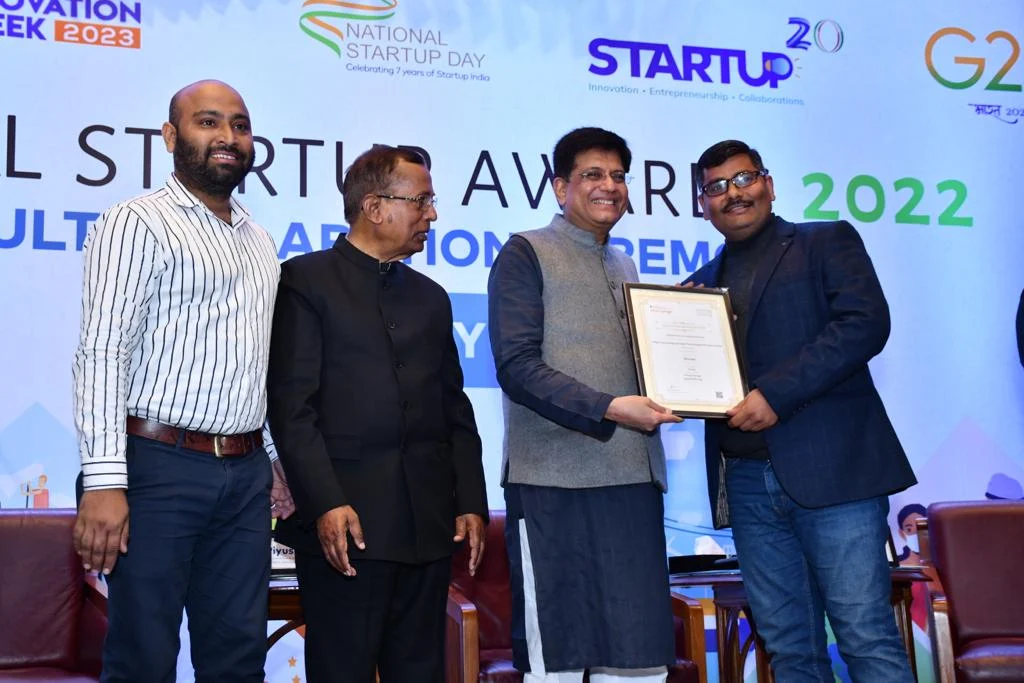 Sh. Piyush Goyal, Minister of Commerce & Industries, presents National Startup Awards 2022 to IIT Roorkee start-up Indi Energy
