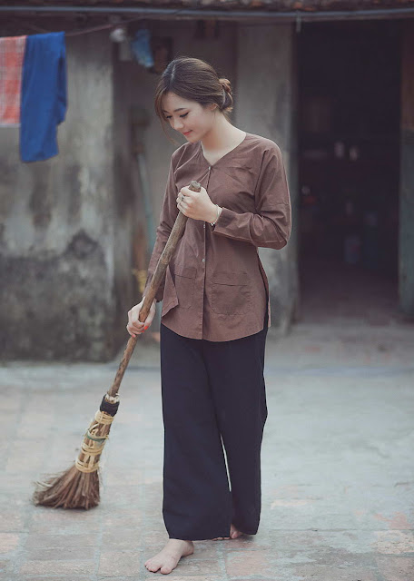 Hotgirl Thu Huong with Vietnam traditional costume