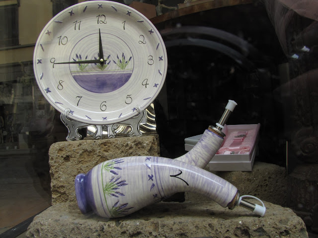 Clock, oil and vinegar cruet, via Ricasoli, Livorno