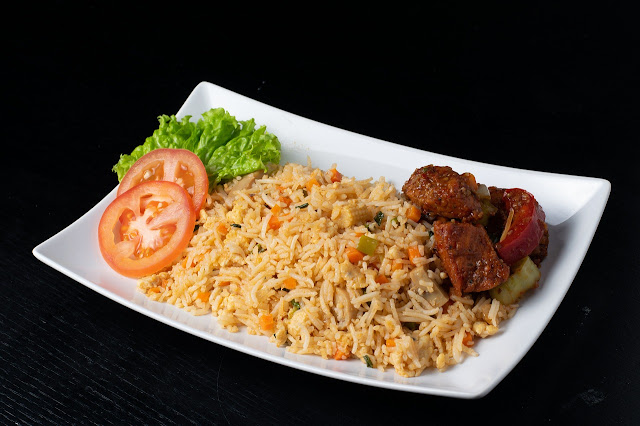 Los platos de arroz frito, como el nasi goreng, tienden a usar variedades de arroz menos pegajosas, lo que lleva a una textura más esponjosa.