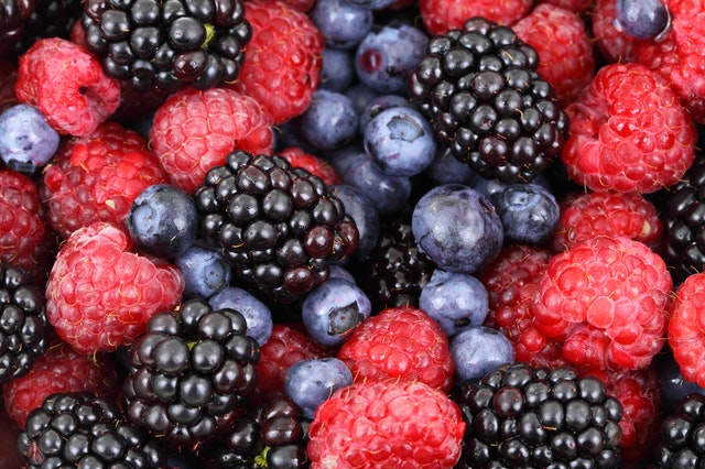 A snack of berries reduces sugar