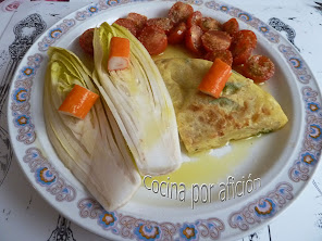 Plato combinado (tortilla de patata, endibia y tomates cherry)