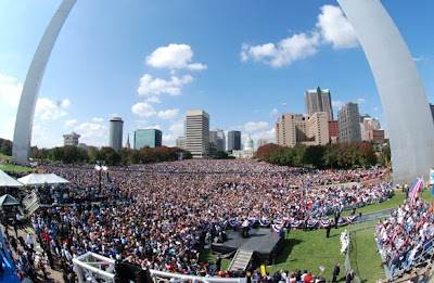 A crowd of 100,000 at the Obama rally in St Louis, MO, October 18, 2008. 