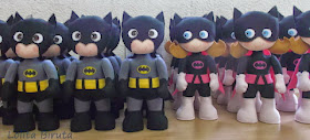 Boneca Batgirl e boneco Batman em feltro com 25 cm de altura