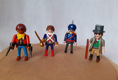  Playmobil, bonecos com acessórios   bandido velho oeste com duas pistolas, (vendidos soldado ingles com espada ,guarda prussiano, bandido faroeste com cartola  R$ 25,00 cada)