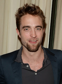 http://robpattinson.blogspot.hu/2013/11/new-pictures-of-rob-at-go-go-gala-in-la.html