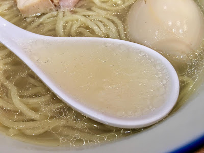 三軒茶屋にある麺処禅の塩そばのスープ