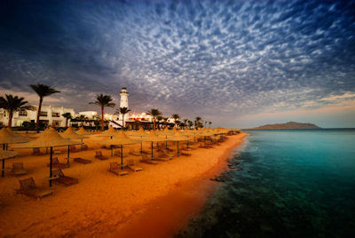 Amanecer en el océano de aguas turquesa en Sharm el Sheikh, Egipto