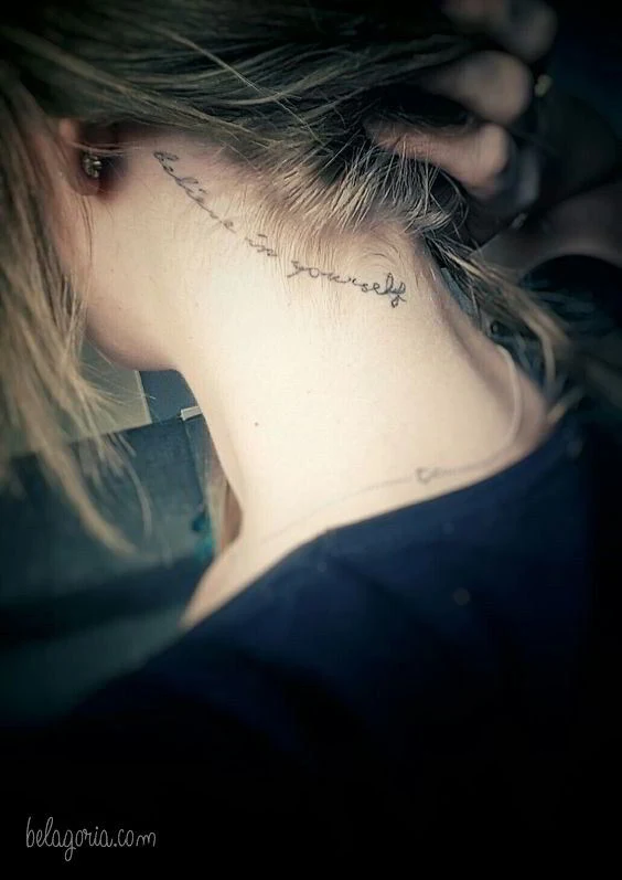 Un tatuaje en el cuello muy espectacular