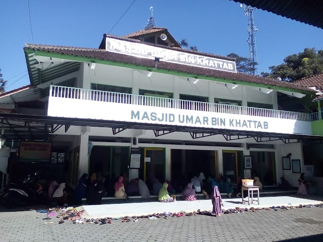 Aksi Bersih-bersih Masjid Umar Bin Khattab Terminal Bus Grabag Kabupaten Magelang
