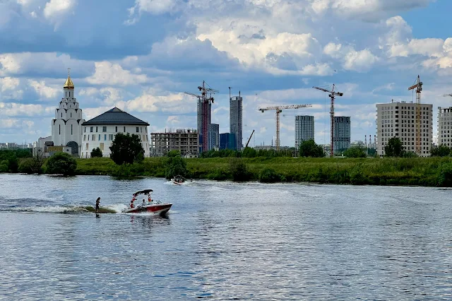 Северный берег Строгинской поймы, Москва-река, вид на Тушино