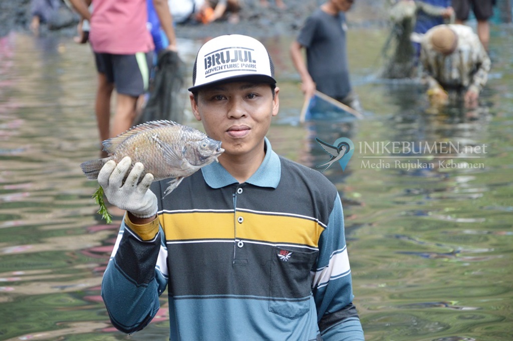 Waduk Wadaslintang Ditutup, Ribuan Warga Padureso Gelar Tradisi Tangkap Ikan
