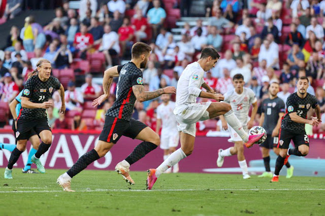 El defensa croata Duje Caleta-Car disputa el balón ante el delantero de España Álvaro Morata. SELECCIÓN DE ESPAÑA 5 SELECCIÓN DE CROACIA 3. 28/06/2021. Eurocopa 2020, 16ª edición, octavos de final. Copenhague, Dinamarca, Parken Stadium. GOLES: 0-1: 20’, Pedri, en propia puerta. 1-1: 38’, Pablo Sarabia. 2-1: 57’, César Azpilicueta. 3-1: 77’, Ferran Torres. 3-2: 85’, Orsic. 3-3: 90+3’, Pasalic. 4-3: 100’, Álvaro Morata. 5-3: 103’, Mikel Oyarzabal.