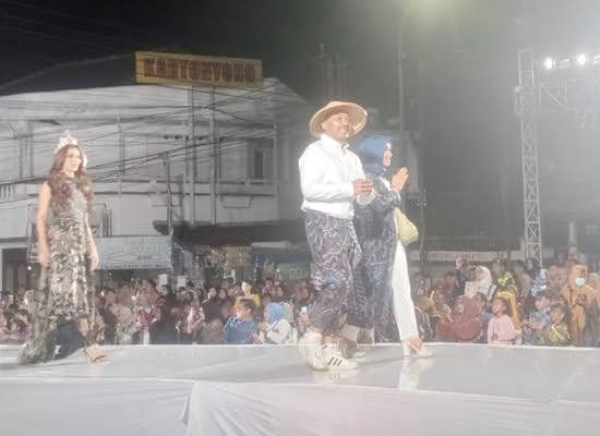 Ngawi Batik Fashion 2023-NBF 2023-Bupati Ngawi Membuka Langsung NBF 2023 Yang diadakan  di perempatatan Tugu Gading Kartonyono