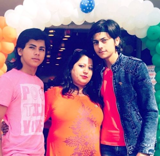 Foto Siddharth Nigam dengan Ibu dan Saudaranya