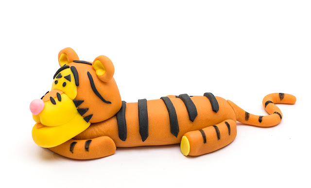 Winnie the Pooh Tigger fondant topper side