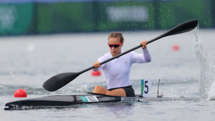 Lisa Carrington, de Nueva Zelanda logra el tricampeonato olímpico en los 200m de kayak individual