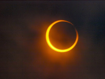 Annual_solar_eclipse_Into_the_dark_space