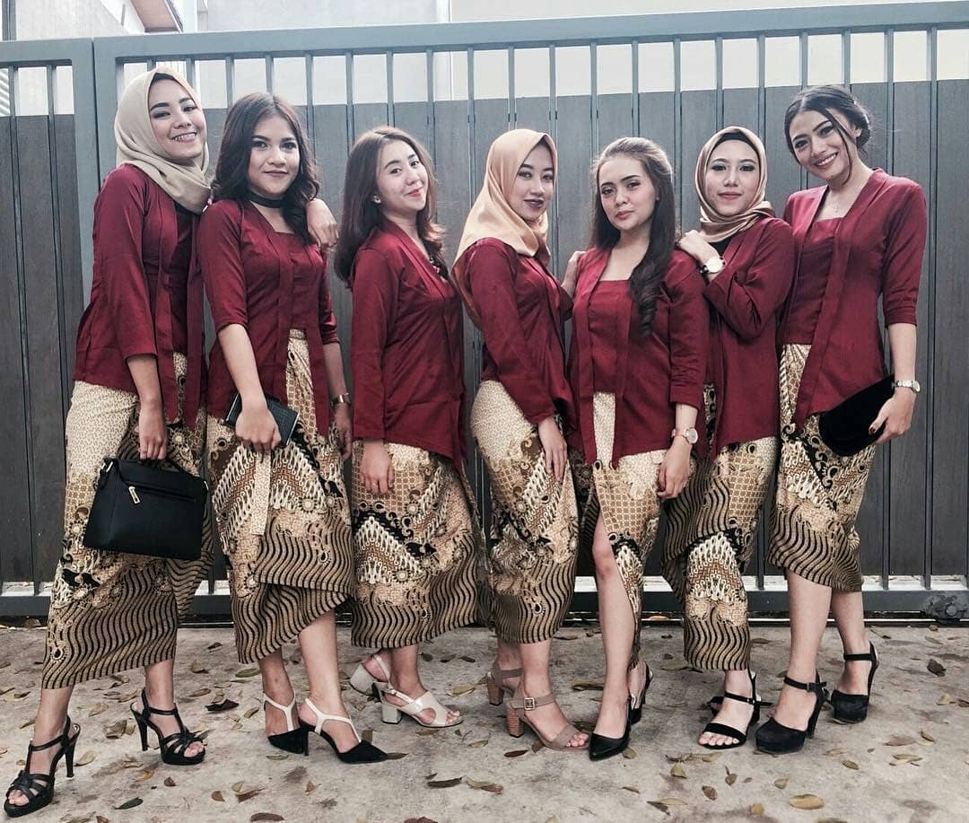 Inspirasi Model  Kebaya Modern Maroon Rok Batik  Parang 