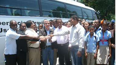 Elías Piña recibe moderno autobus prometido en el consejo presidencial del pasado octubre. Visitan estadio de softball, cancha y templo...