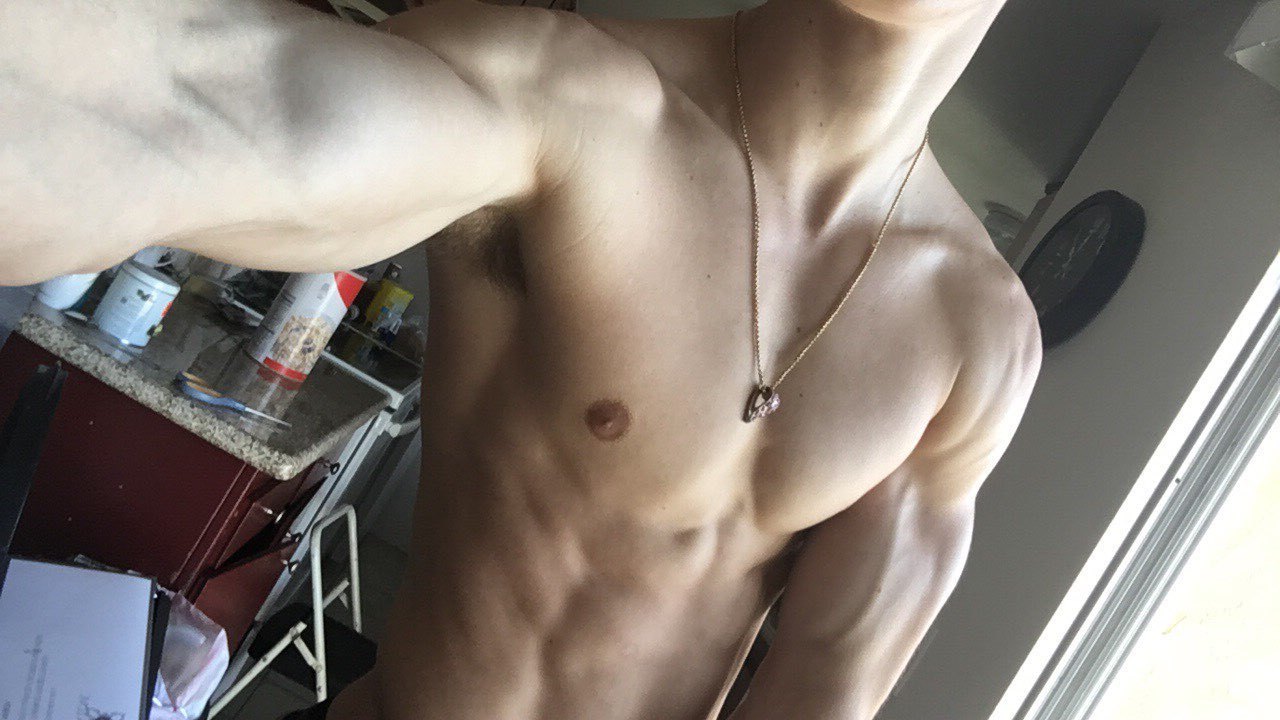 handsome-fit-shirtless-guy-selfie