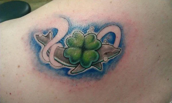 fotografia con tatuajes de delfines