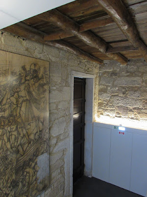 painel em parede de pedra e teto em madeira