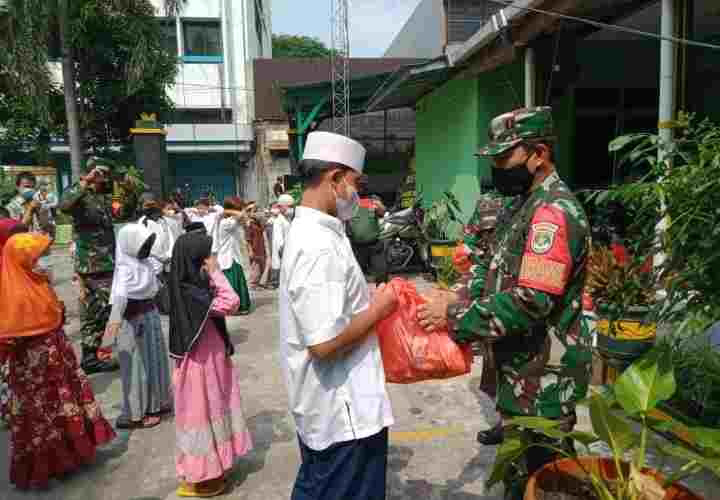 Jum'at Berkah, Danramil 02/TB Berikan Santunan Kepada Anak Yatim...