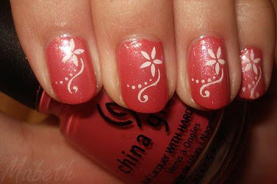 Nail art red and white