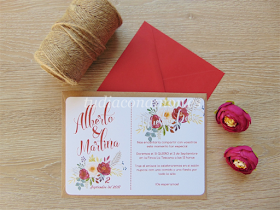 Bonitas invitaciones de boda con flores pintadas y texto estilo lettering retro