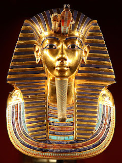 foto da famosa máscara dourada com que Tutankhamon foi enterrado  