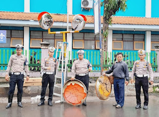 Respon Cepat Satlantas Polres Kediri Kota Tindaklanjuti Giat Jumat Curhat,  Pasang Rambu Lalin di Simpang 3 Rejomulyo