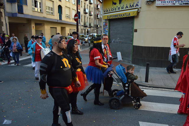 bajada de disfraces en las fiestas de Lutxana