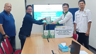 Program “Ngabarin” Pokja PWI Kota Bandung Dapat Bantuan 30 Mushaf Al-Qur’an dari Baznas Kota Bandung