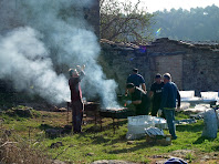 Preparant les botifarres de l'esmorzar