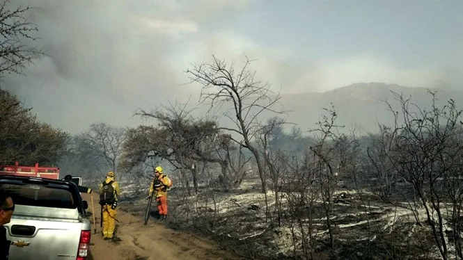 Bomberos continúan trabajando sobre los focos de incendios en Cruz del Eje y Río Cuarto