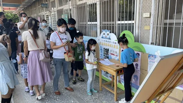 ▲文德國小在開學日結合祖父母節，同時進行贈書活動及認識校園等闖關活動。（圖／記者林明佑翻攝）