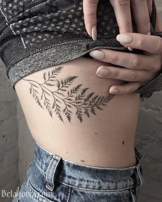 tatuaje de flores y mariposas para chica