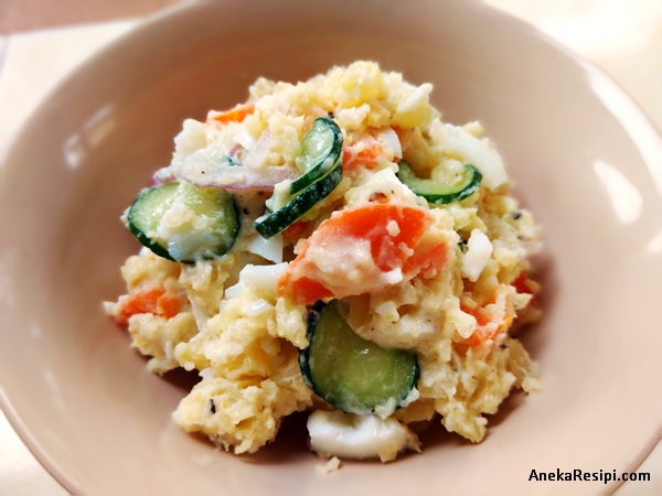 salad kentang cara Jepun dengan mayonis Kewpie, telur rebus, carrot, timun, sosej dan jagung