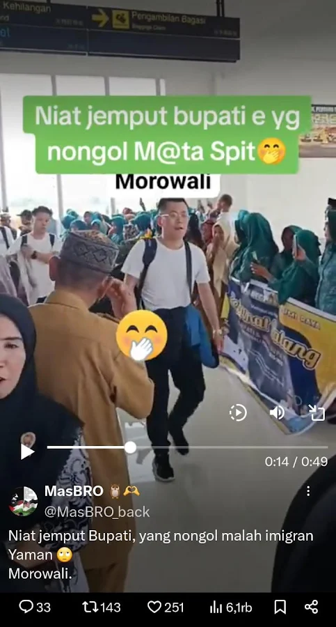ibu tengah menunggu kedatangan Bupati Morowali Iksan Baharudin Abdul Rauf di Bandara Udara Niat jemput Bupati, yang nongol malah rombongan mata s*p*t .... 🙄