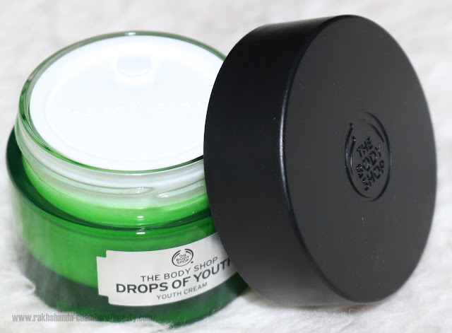 Indian beauty blogger, review, skincare, The Body Shop, The Body Shop Drops of Youth Day Cream review, The Body Shop Drops of Youth, best moisturizing creams in India, day cream, The Body Shop Drops of Youth day cream swatch